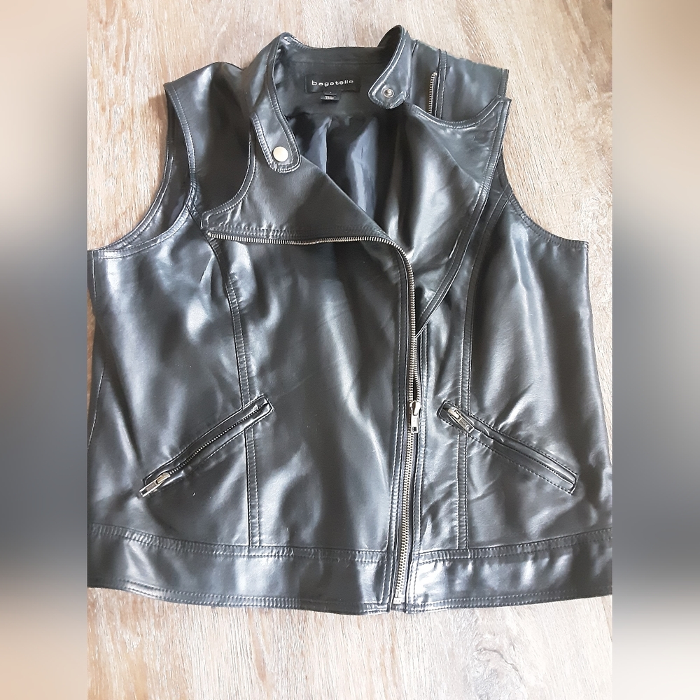 BAGATELLE BLACK FAUX LEATHER VEST. L